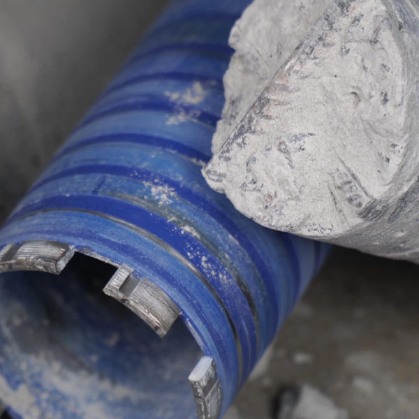 Vykružování do betonu mikropříklepem - boční panel